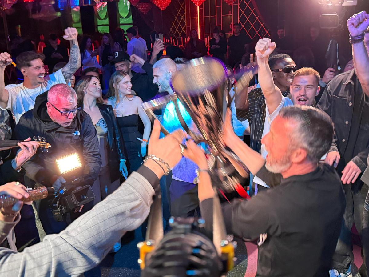 „De la Tănase, de la Tănase, de la Tănase!” » Campionul României a scos teancul cu bani și i-a „spart” pe lăutari