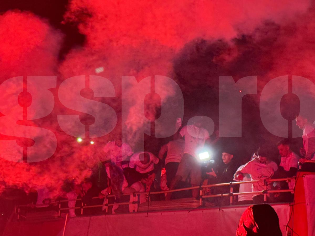 FCSB, torțe și artificii în Piața Constituției