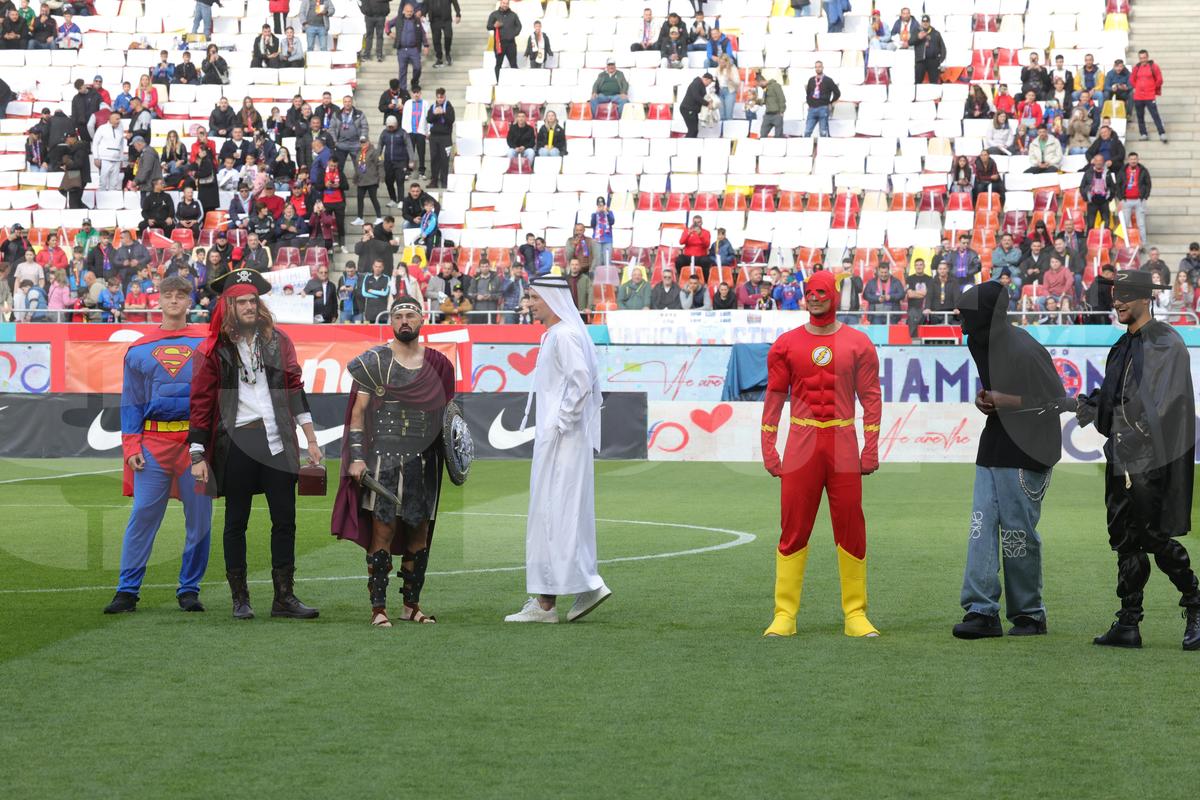 Jucătorii de la FCSB deghizați pe gazon/ foto: Ionuț Iordache GSP