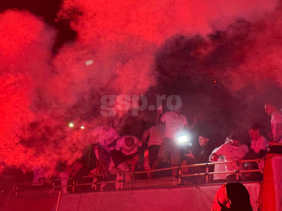 FCSB, torțe și artificii în Piața Constituției