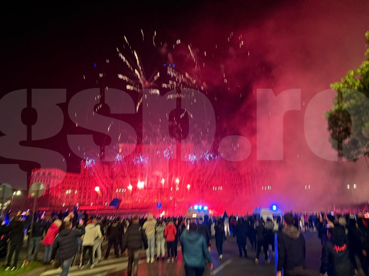 FCSB, torțe și artificii în Piața Constituției