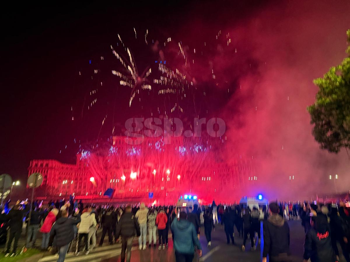 FCSB, torțe și artificii în Piața Constituției
