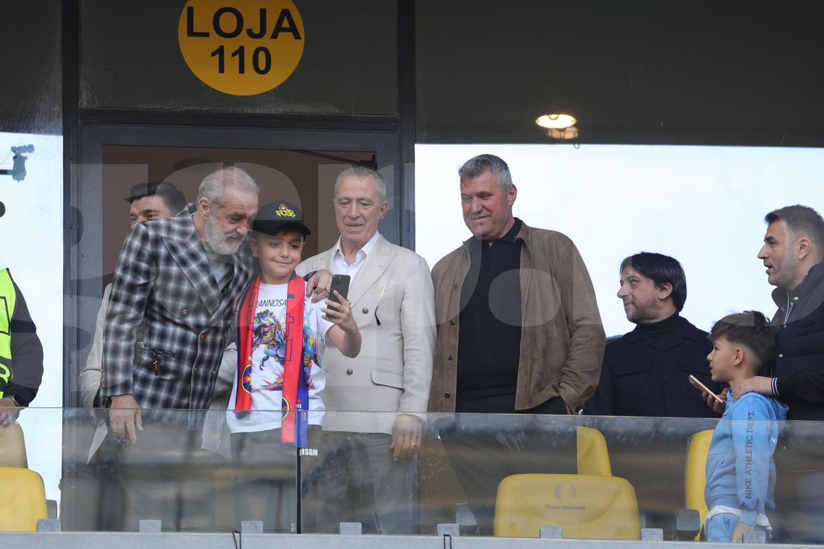 Imagini tari din loja FCSB » Interacțiune specială între Gigi Becali și copilașul lui Dawa