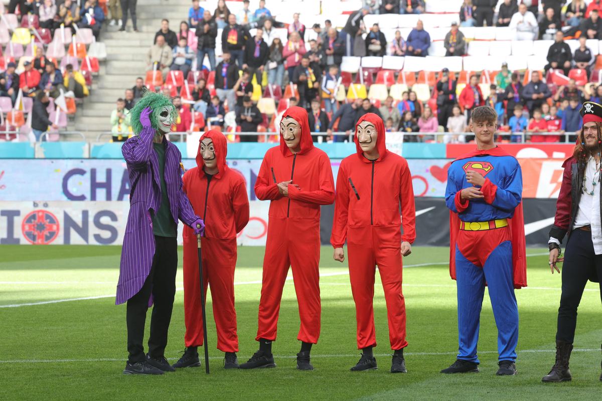 Jucătorii FCSB au venit deghizați în personaje din desenele animate, imagini de pe gazon