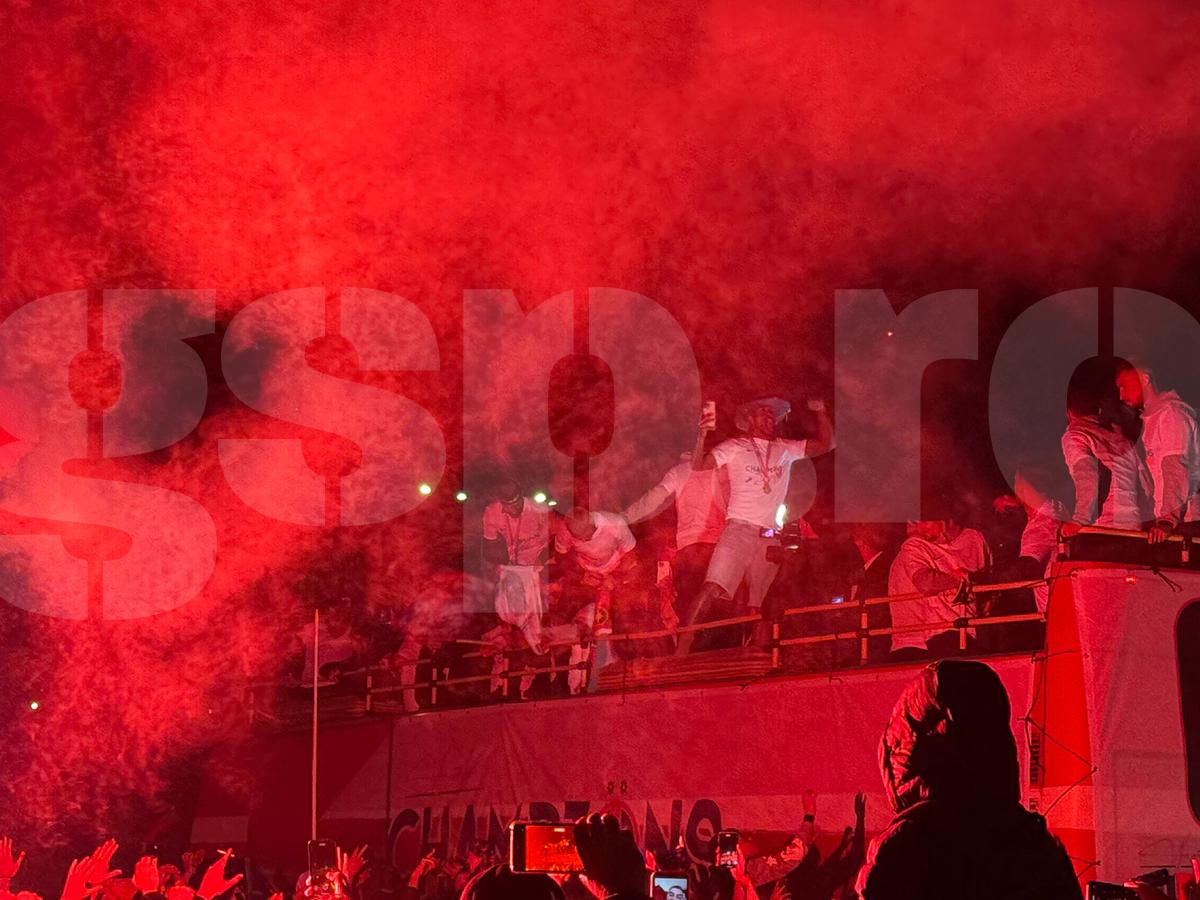 FCSB, torțe și artificii în Piața Constituției