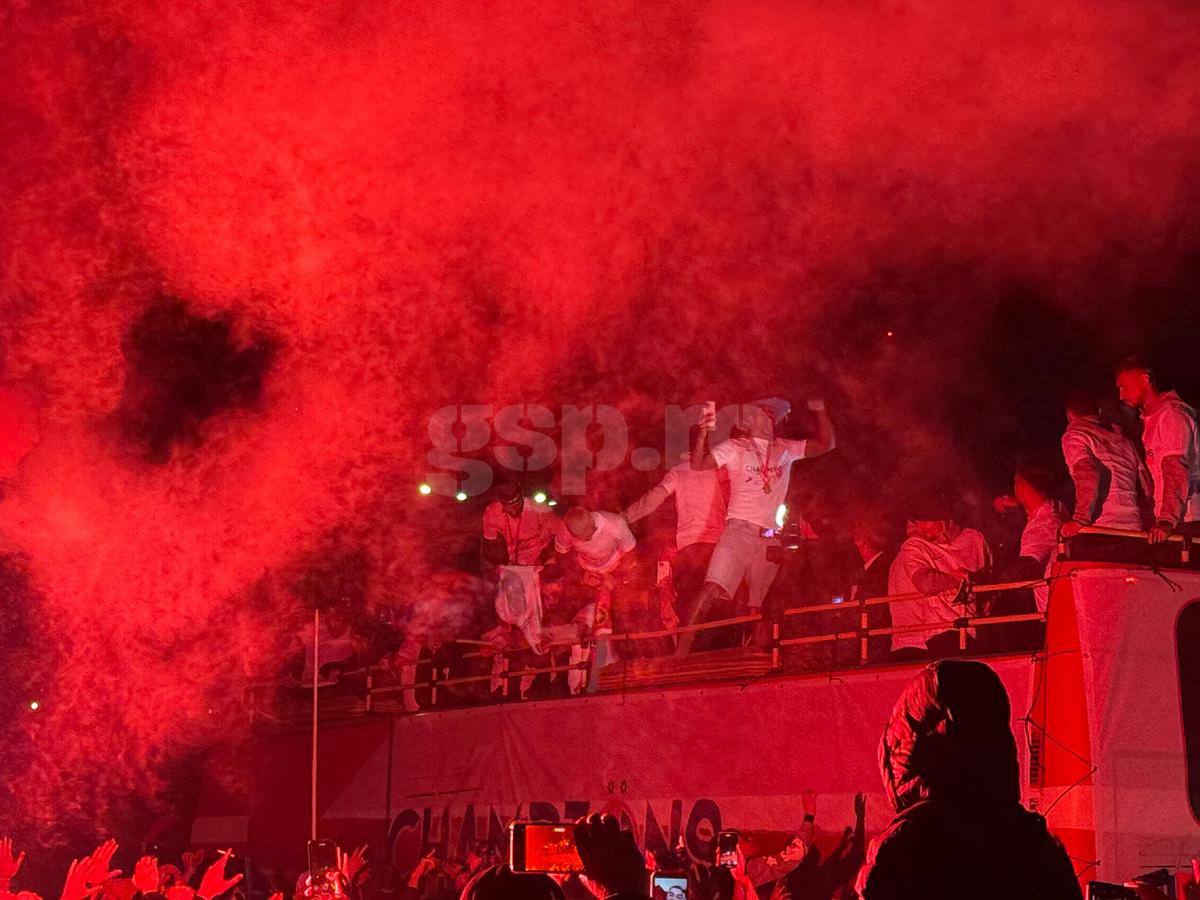 FCSB, torțe și artificii în Piața Constituției