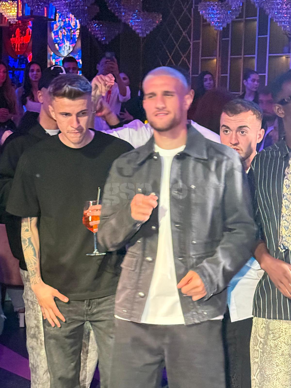 „De la Tănase, de la Tănase, de la Tănase!” » Campionul României a scos teancul cu bani și i-a „spart” pe lăutari