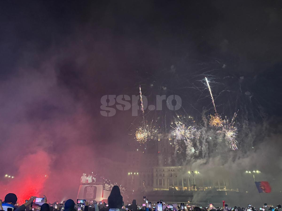 FCSB, torțe și artificii în Piața Constituției