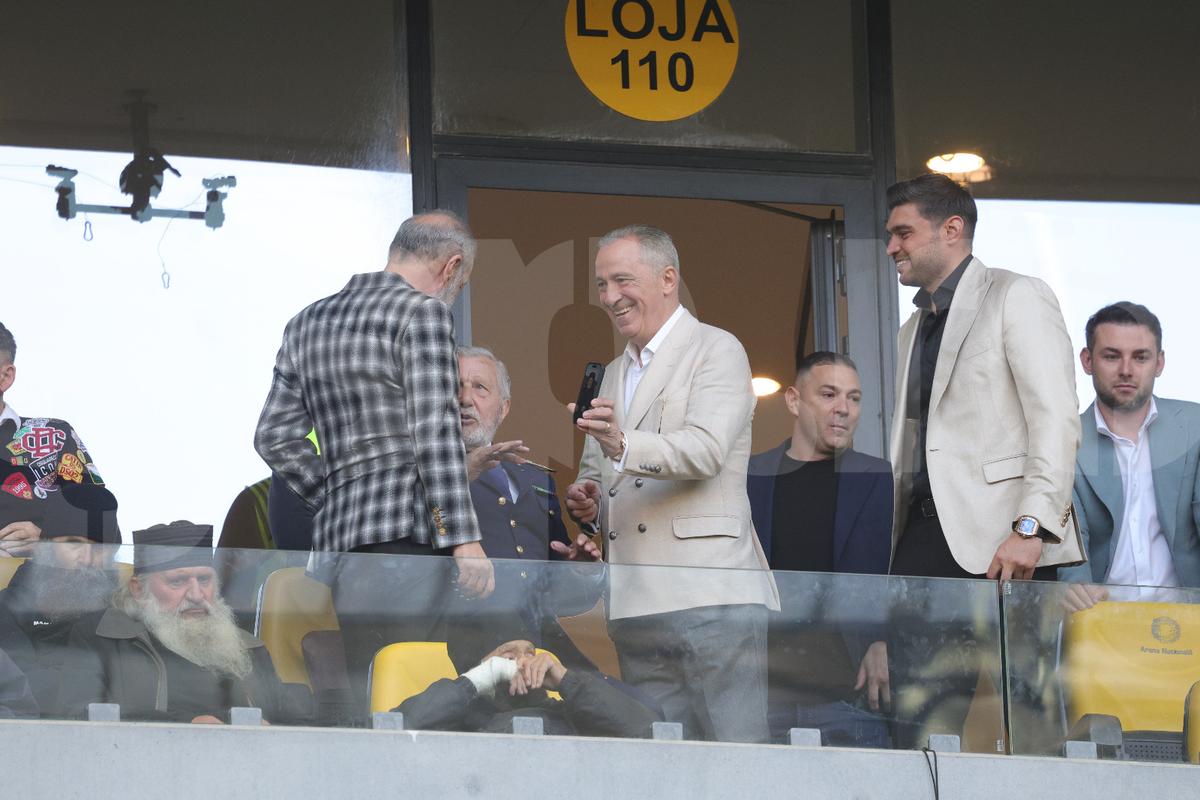 Imagini tari din loja FCSB » Interacțiune specială între Gigi Becali și copilașul lui Dawa