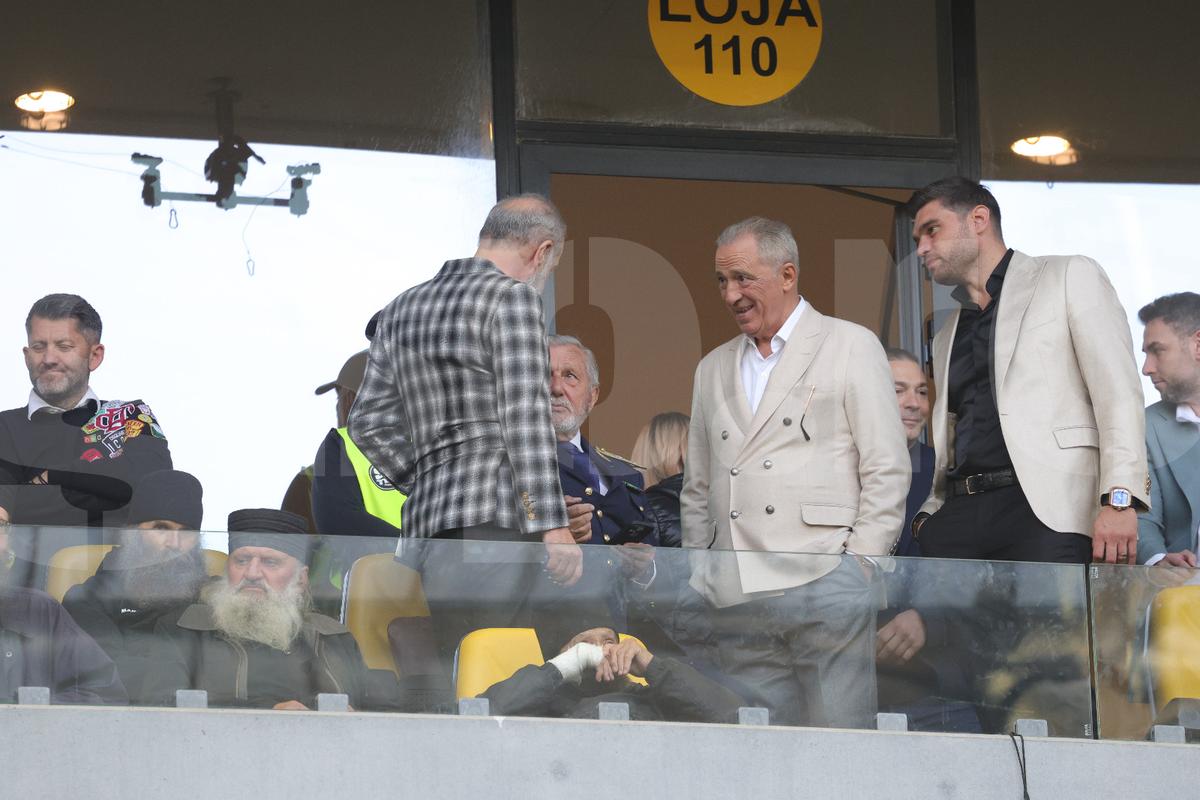 Imagini tari din loja FCSB » Interacțiune specială între Gigi Becali și copilașul lui Dawa