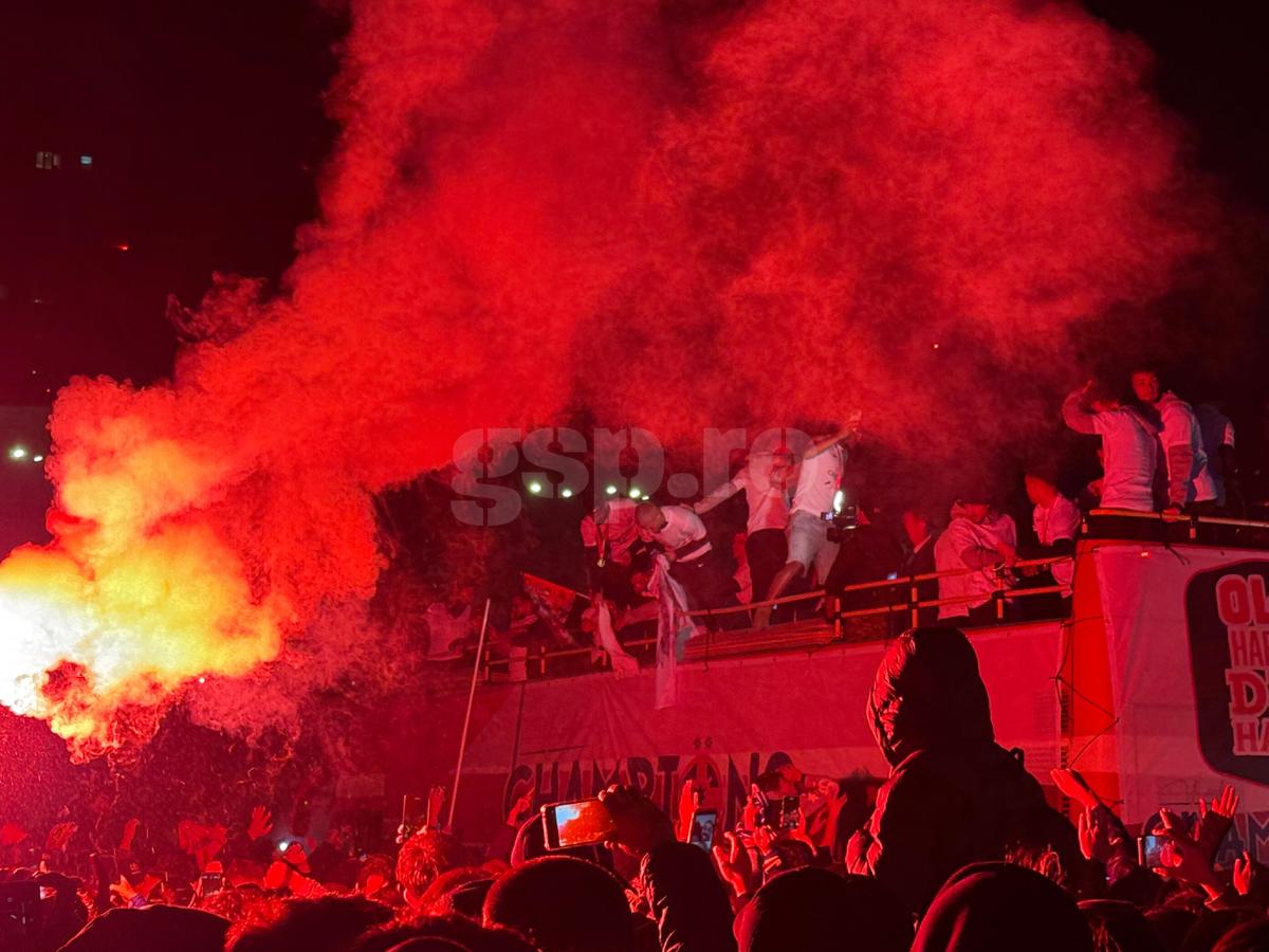 FCSB, torțe și artificii în Piața Constituției