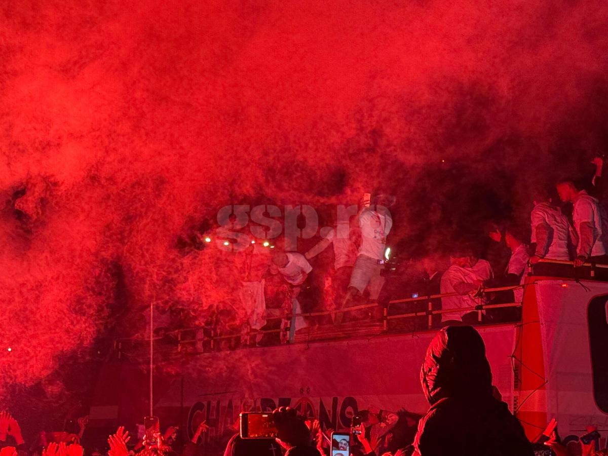 FCSB, torțe și artificii în Piața Constituției