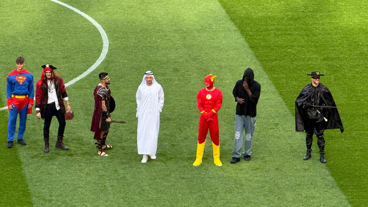 Jucătorii FCSB au venit deghizați în personaje din desenele animate, imagini de pe gazon