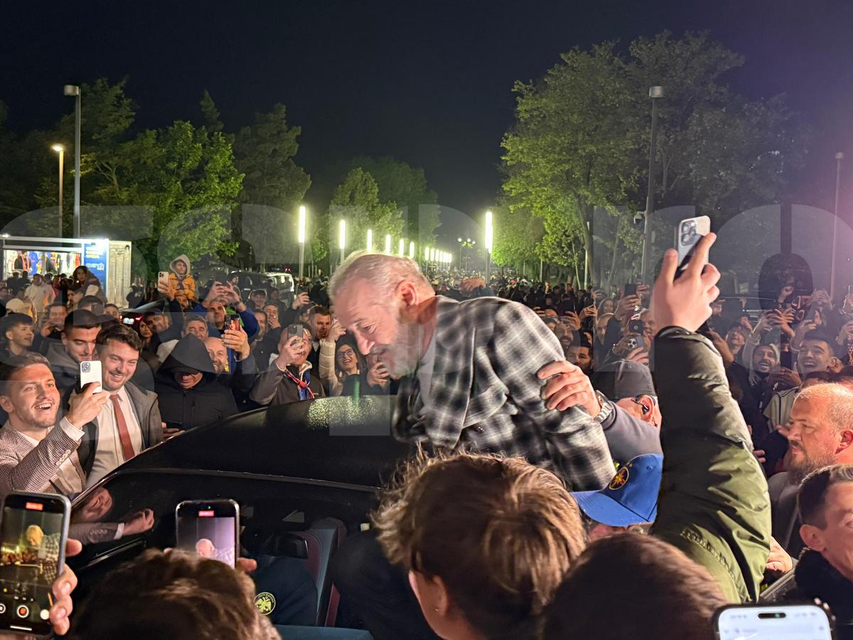 „Sus, nea Gigi!” » Imagini din alte vremuri la Arena Națională! Becali s-a urcat pe mașină