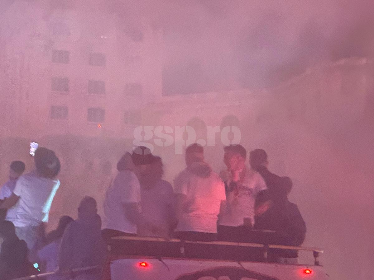 FCSB, torțe și artificii în Piața Constituției