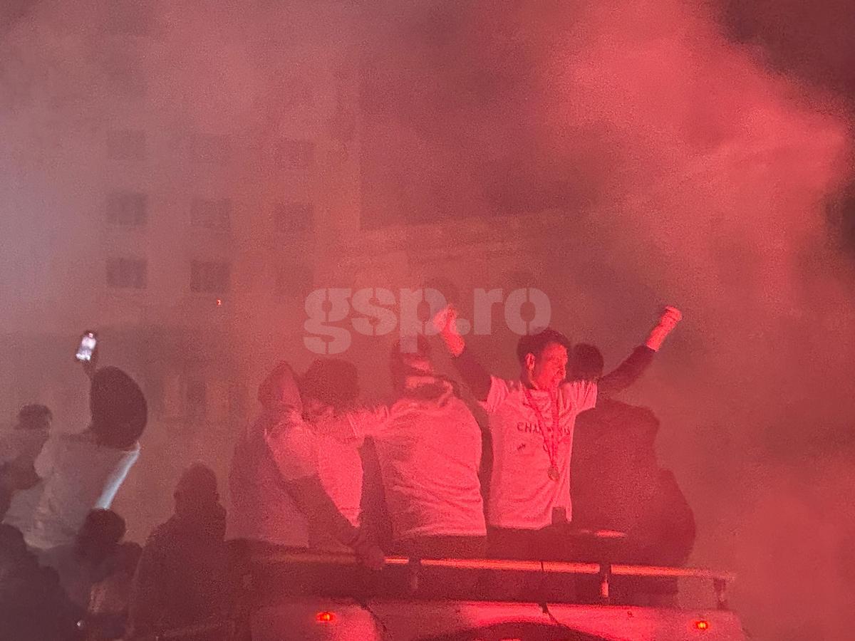 FCSB, torțe și artificii în Piața Constituției