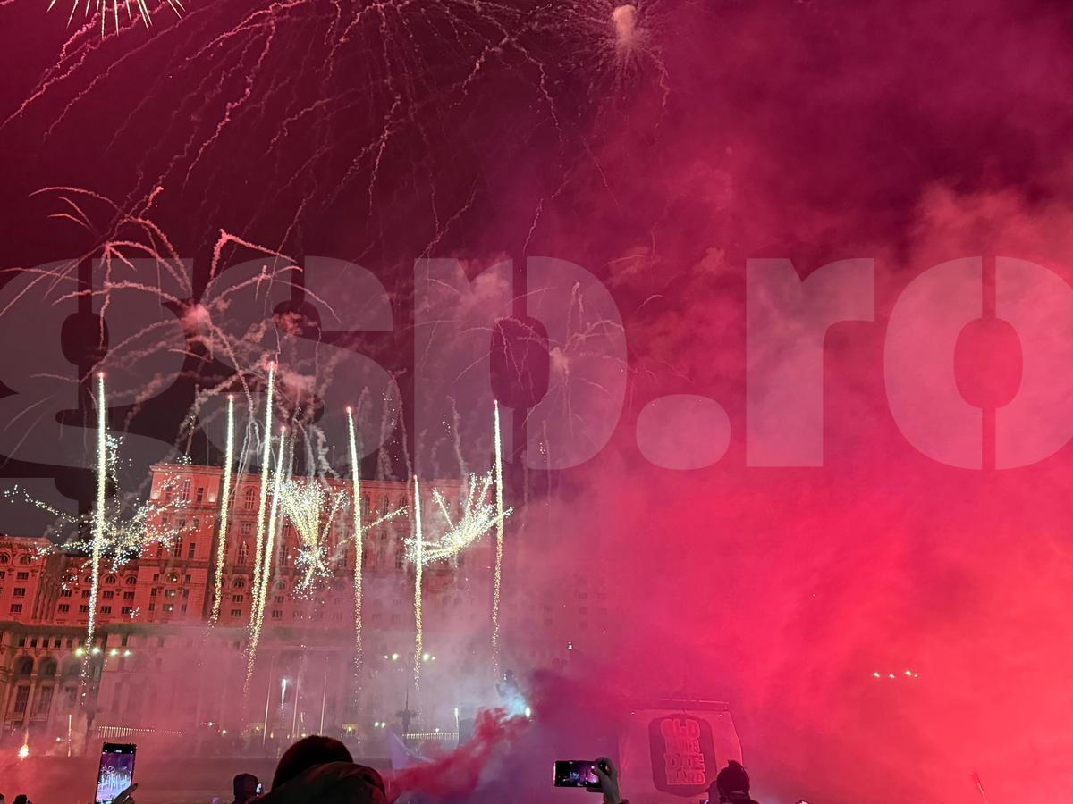 FCSB, torțe și artificii în Piața Constituției
