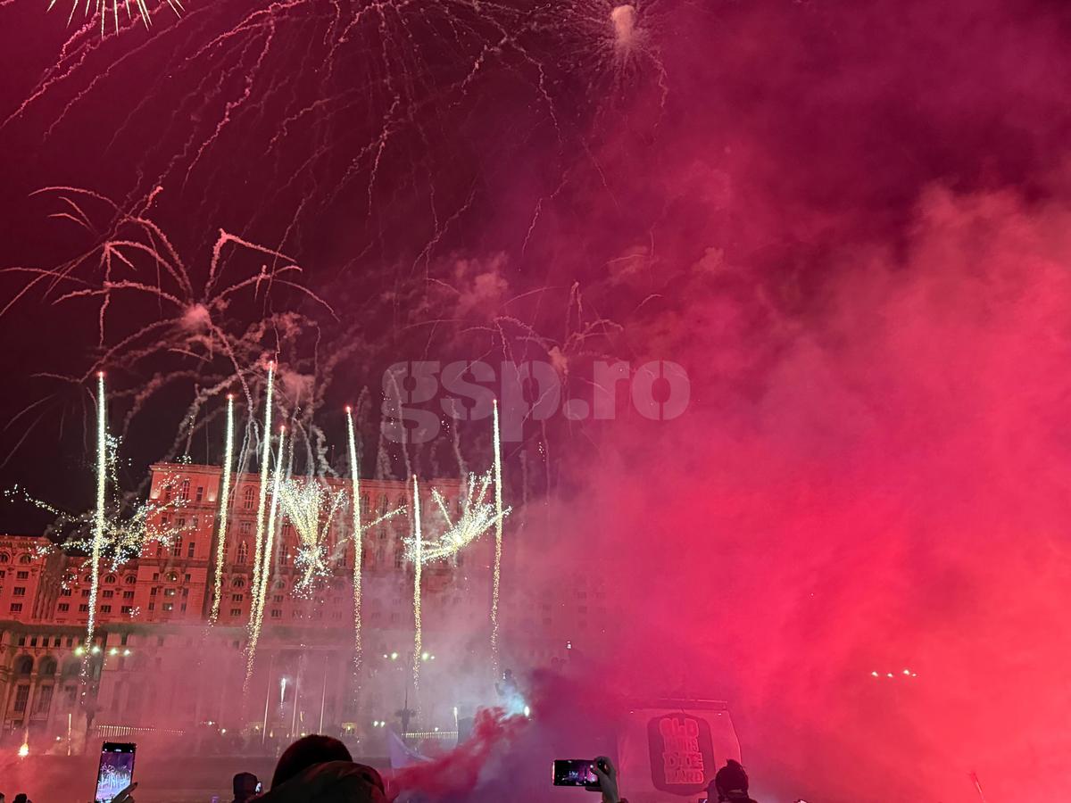 FCSB, torțe și artificii în Piața Constituției