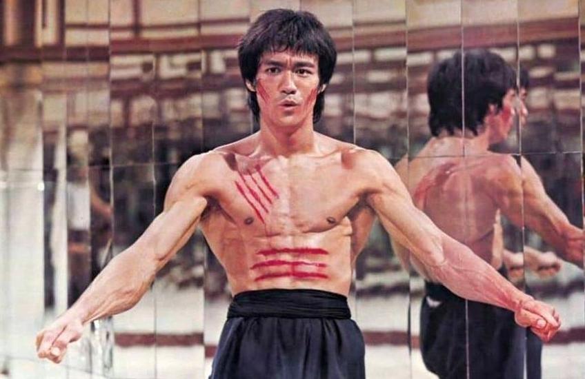 Programul de antrenament al legendarului maestru de arte marțiale și actor Bruce Lee a devenit viral pe internet. A fost publicat întregul set de exerciții pe care Lee îl practica la sala Hak Keung din Hong Kong.