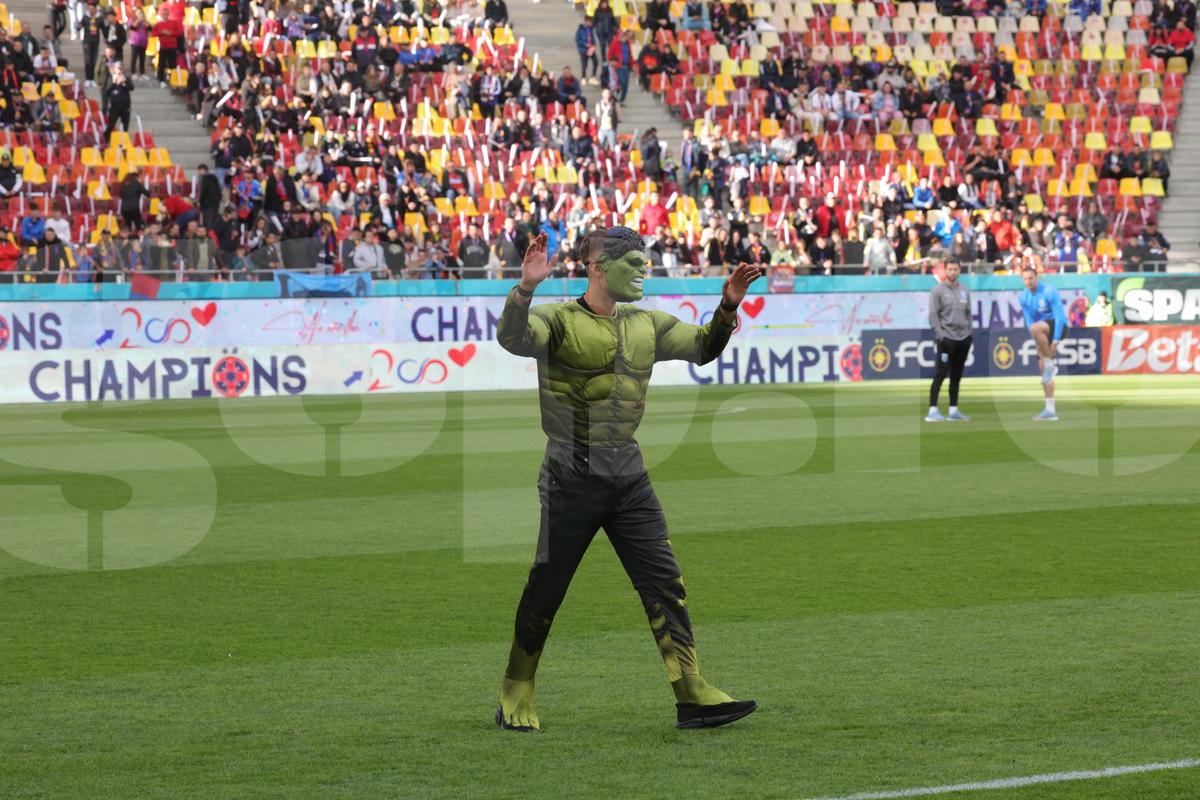 Jucătorii de la FCSB deghizați pe gazon/ foto: Ionuț Iordache GSP