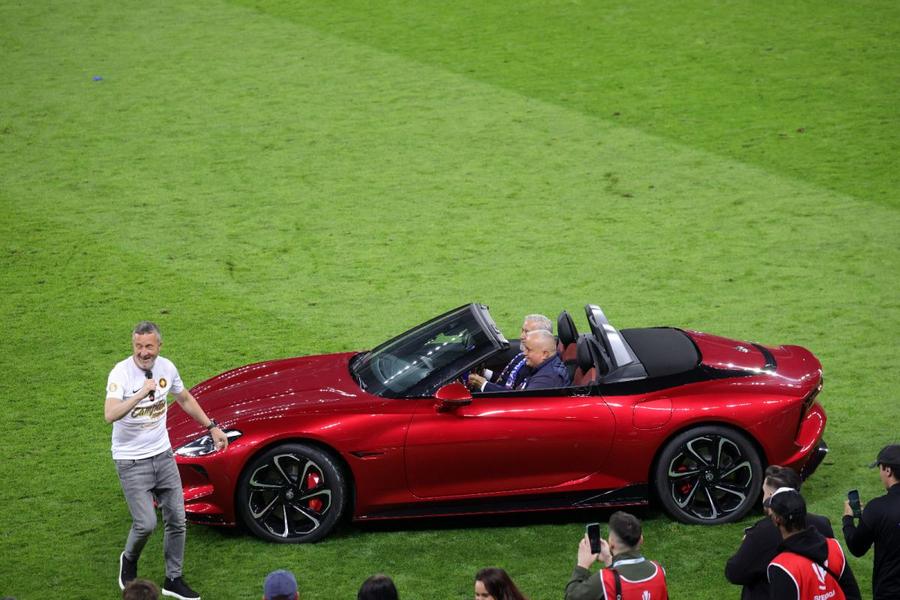 Ilie Năstase a adus trofeul celor de la FCSB Imagini antologice » FCSB a primit trofeul de campioană