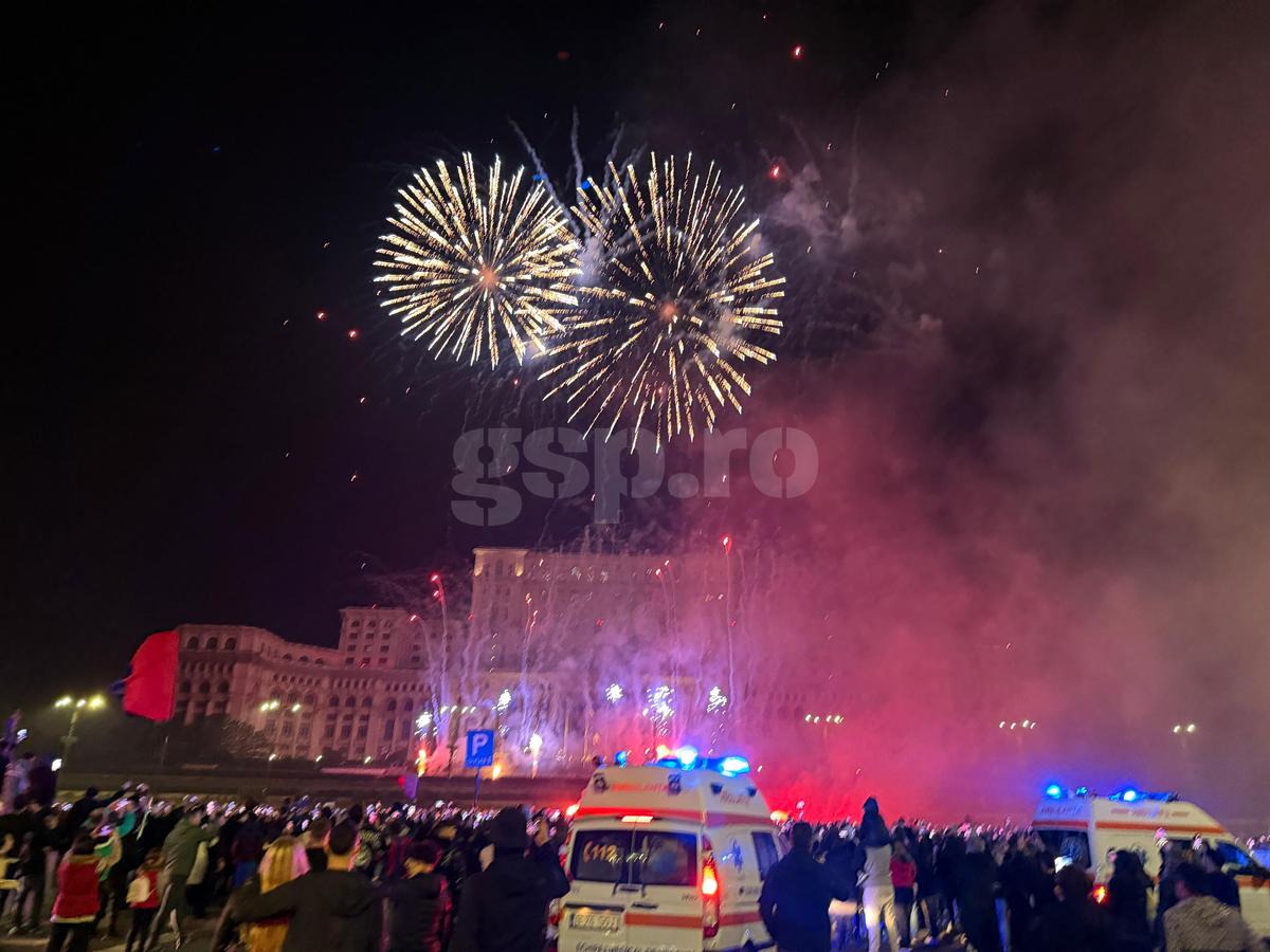 FCSB, torțe și artificii în Piața Constituției