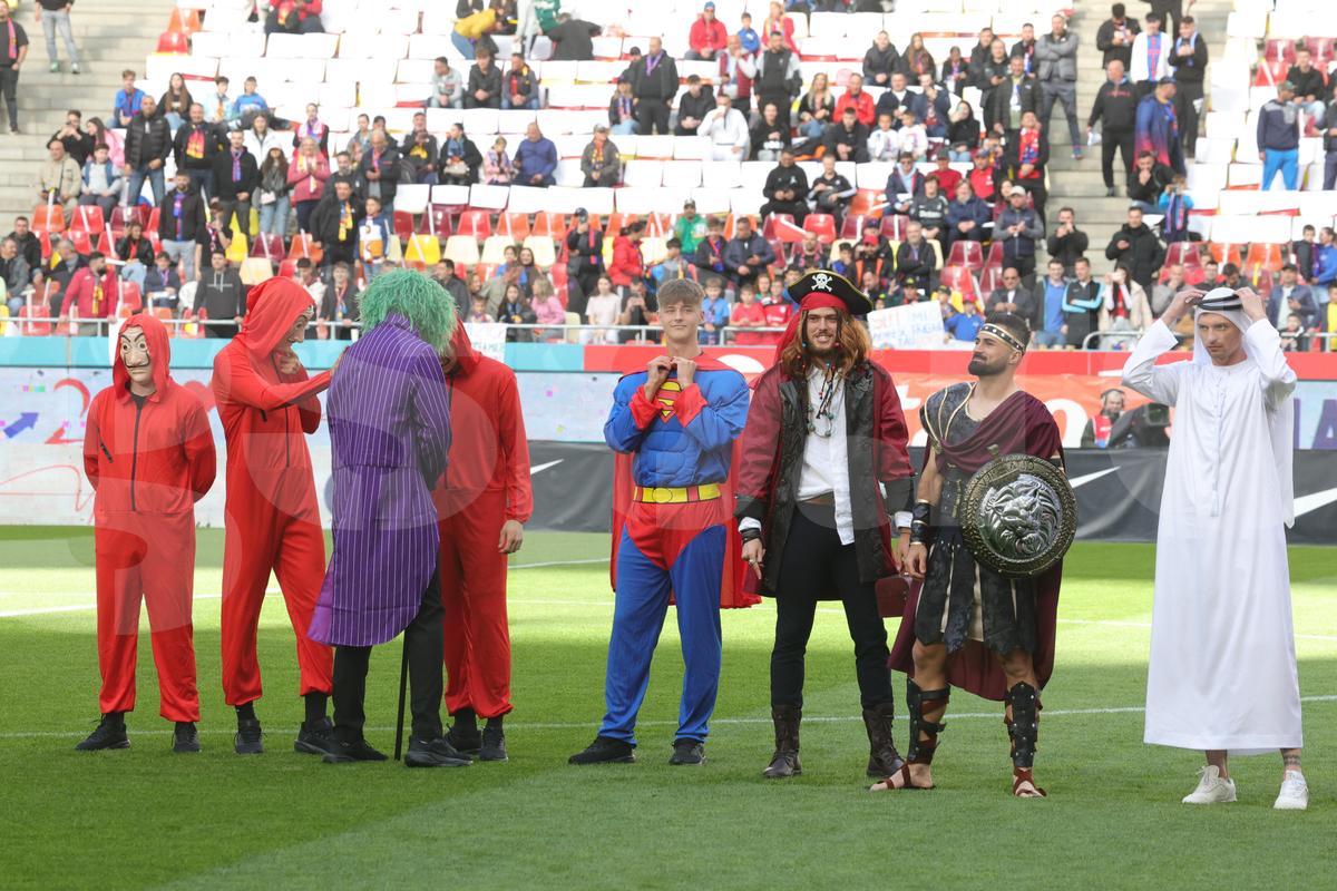 Campionii de la FCSB au venit deghizați în supereroi, iar Ilie Dumitrescu și-a ales costumația favorită: „Numărul 1 de departe!”