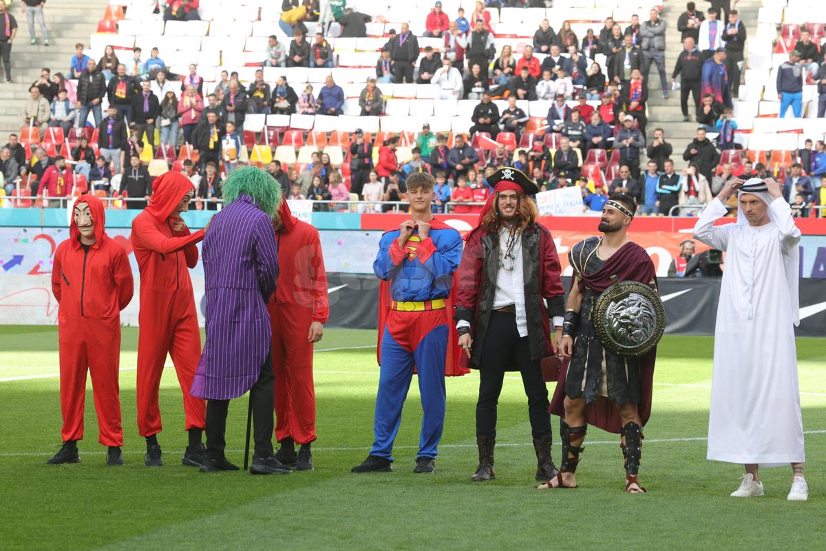 Jucătorii de la FCSB deghizați pe gazon/ foto: Ionuț Iordache GSP
