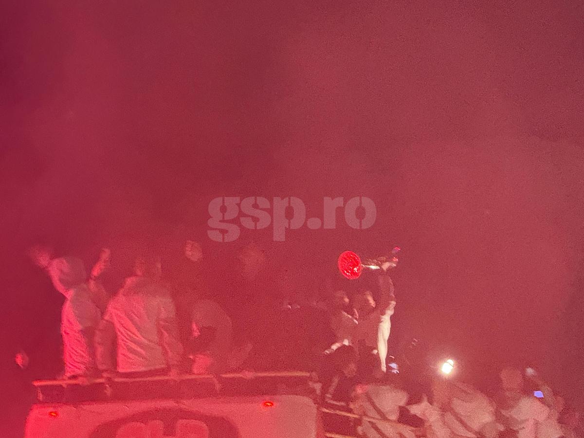 FCSB, torțe și artificii în Piața Constituției