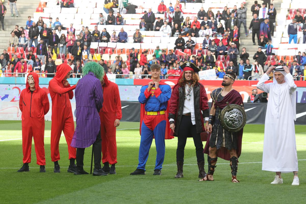 Jucătorii FCSB au venit deghizați în personaje din desenele animate, imagini de pe gazon