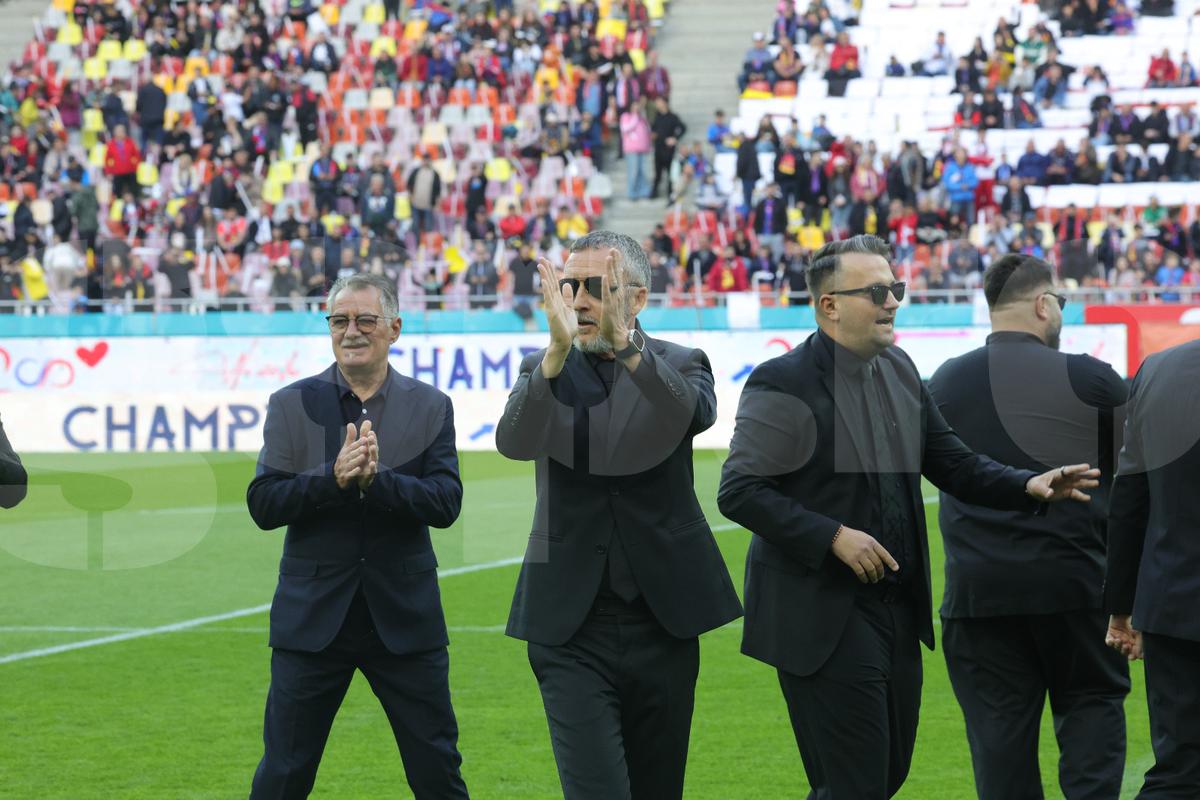 Jucătorii de la FCSB deghizați pe gazon/ foto: Ionuț Iordache GSP