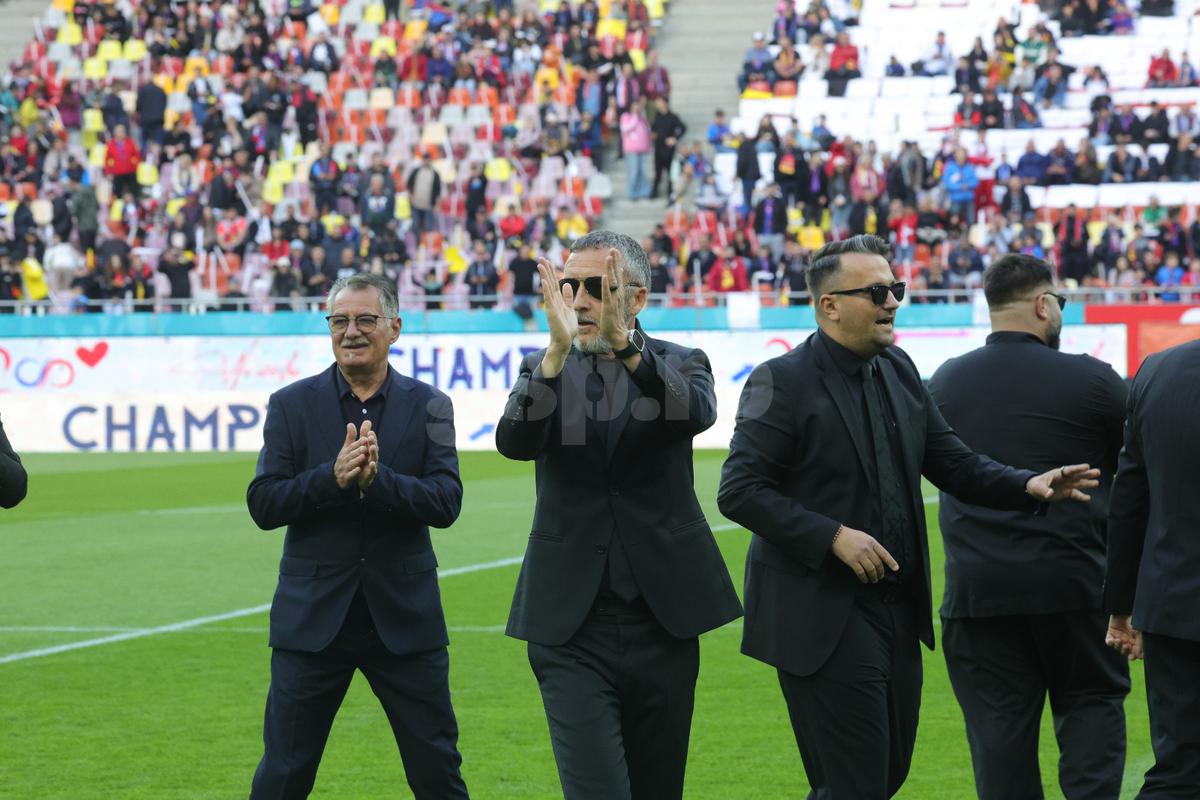 Jucătorii de la FCSB deghizați pe gazon/ foto: Ionuț Iordache GSP