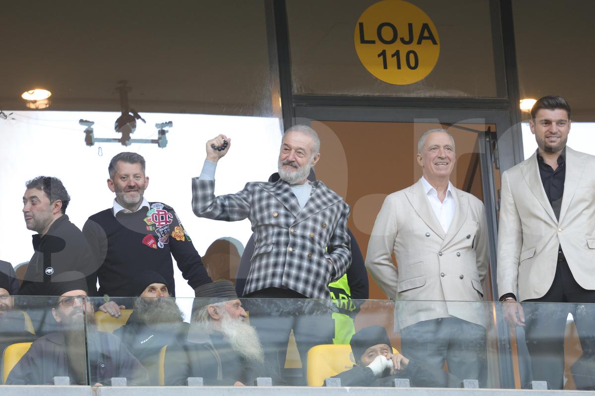 Imagini tari din loja FCSB » Interacțiune specială între Gigi Becali și copilașul lui Dawa