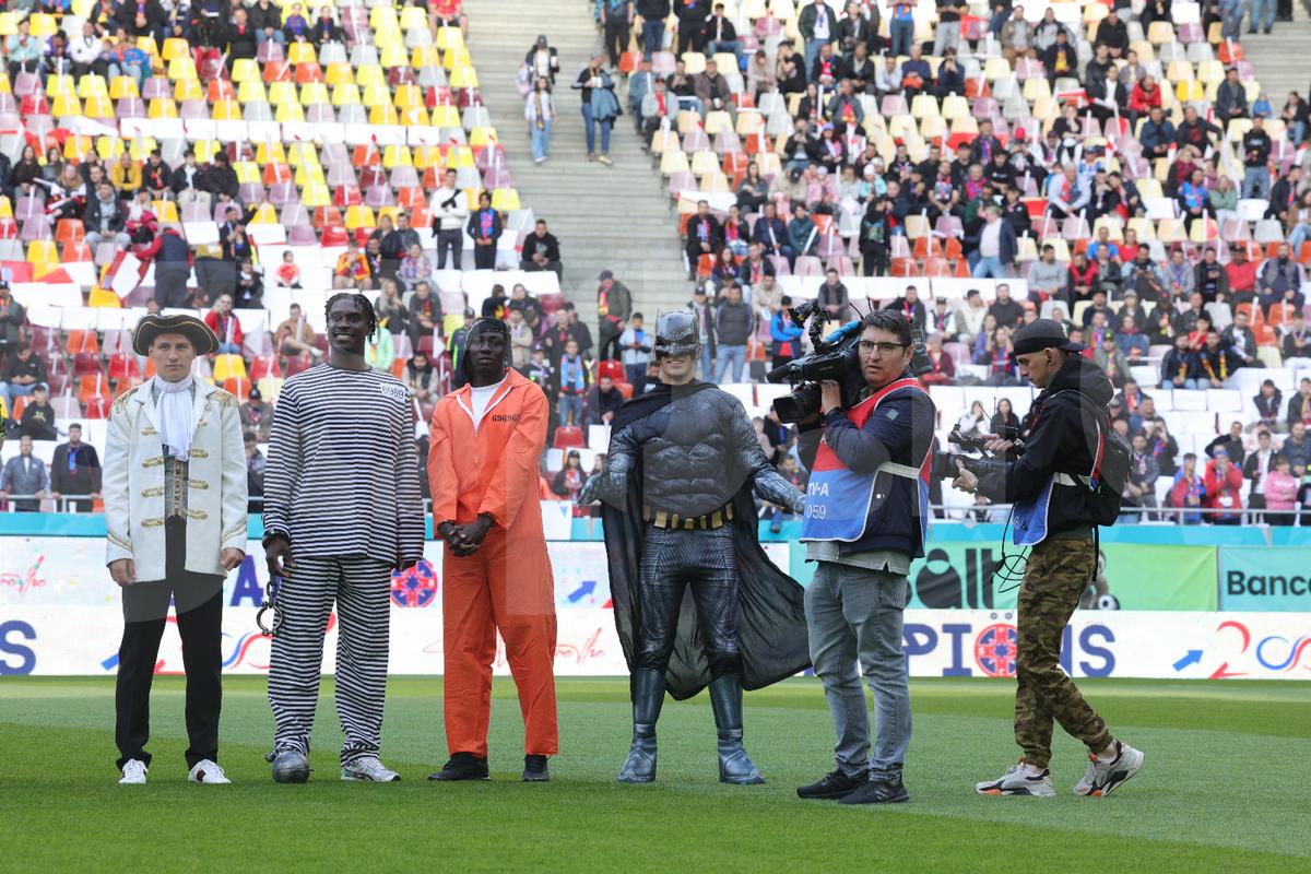 Jucătorii de la FCSB deghizați pe gazon/ foto: Ionuț Iordache GSP