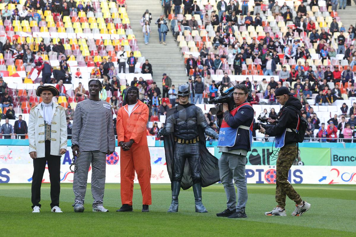 Jucătorii de la FCSB deghizați pe gazon/ foto: Ionuț Iordache GSP