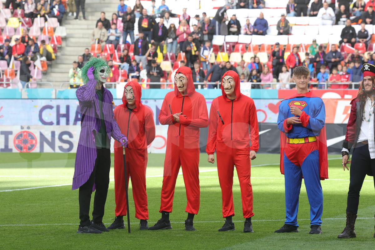 Jucătorii de la FCSB deghizați pe gazon/ foto: Ionuț Iordache GSP