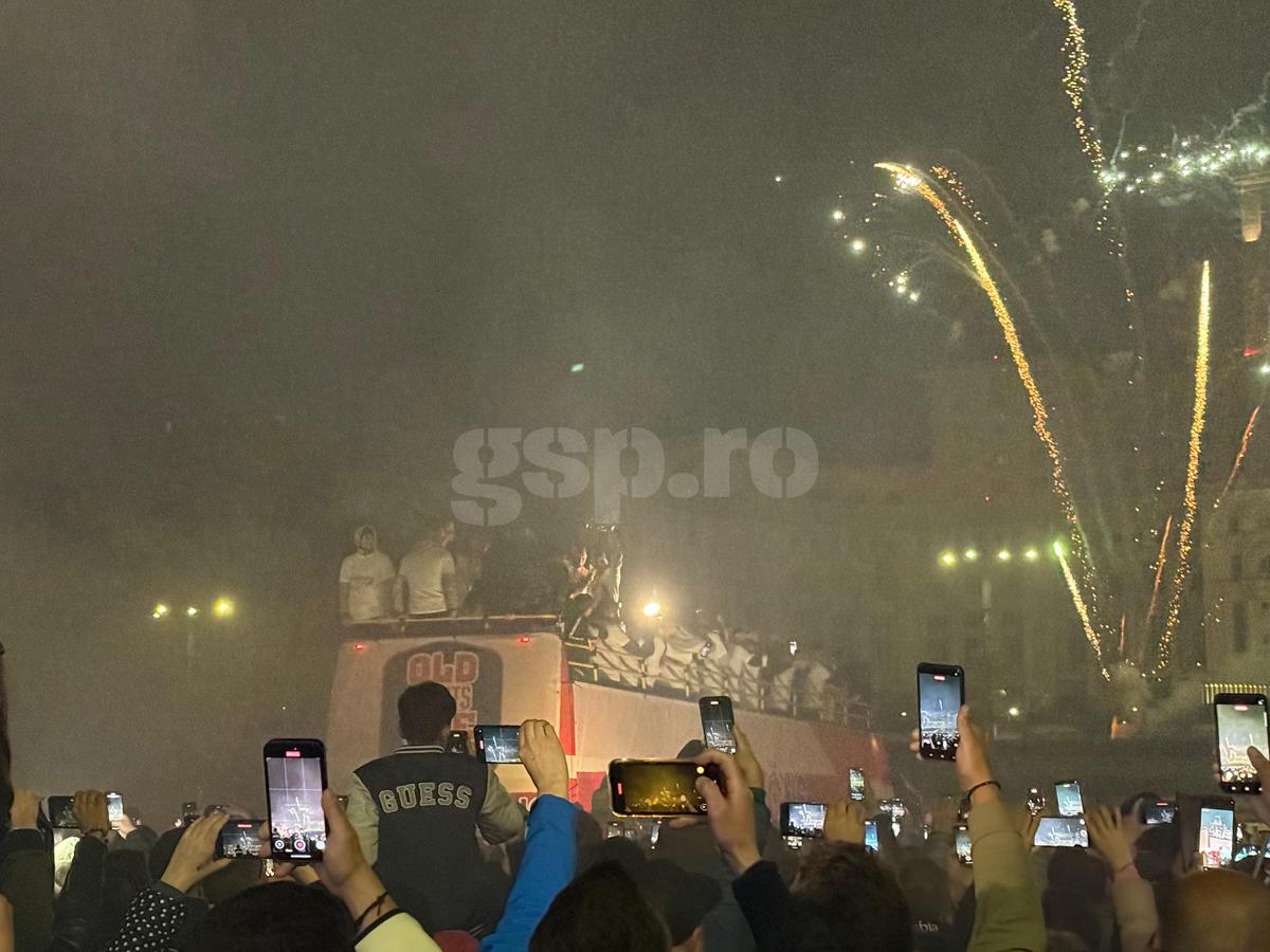 FCSB, torțe și artificii în Piața Constituției