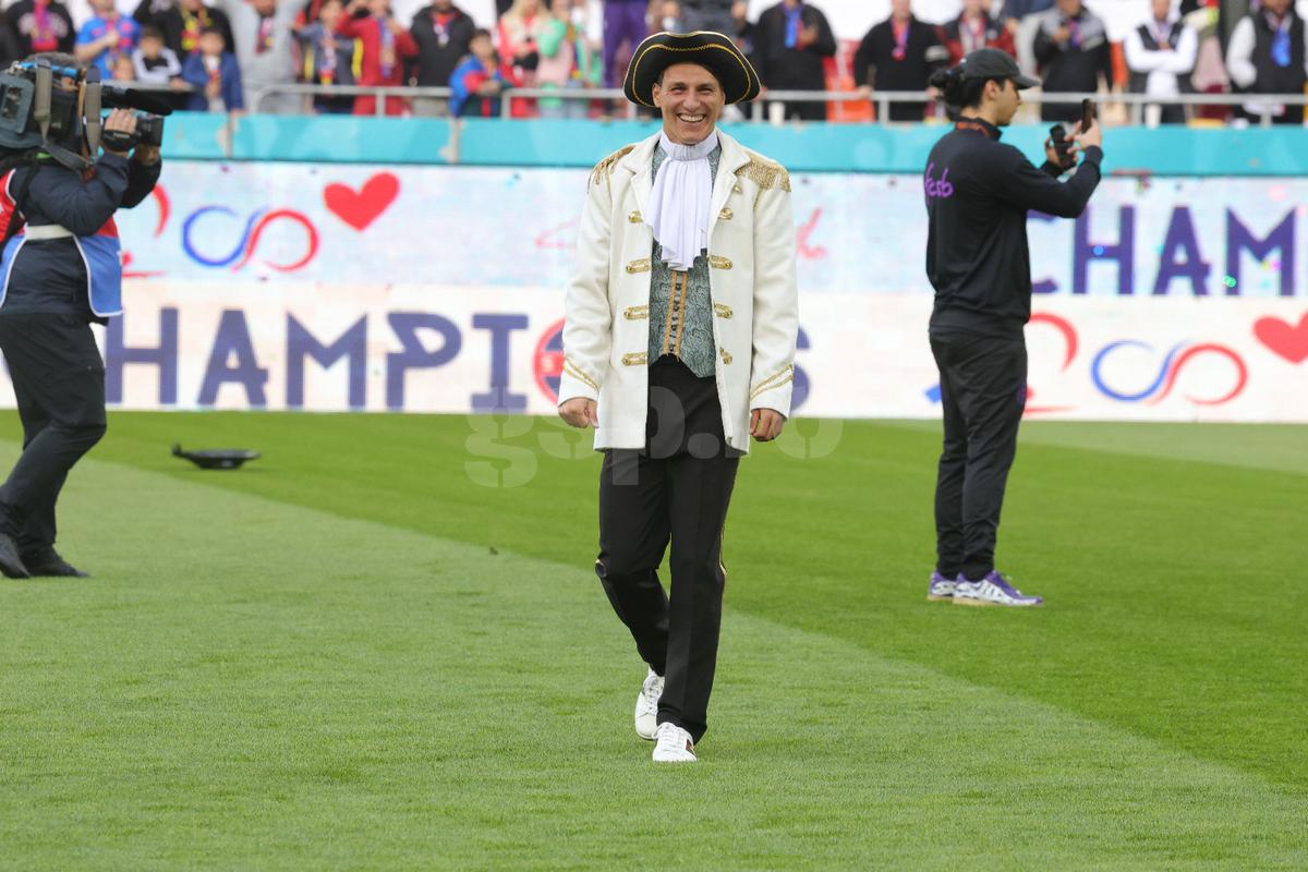 Jucătorii de la FCSB deghizați pe gazon/ foto: Ionuț Iordache GSP