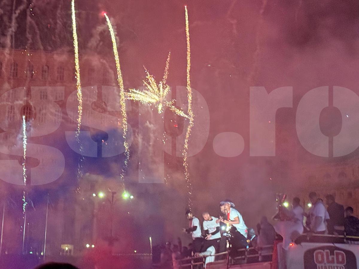 FCSB, torțe și artificii în Piața Constituției
