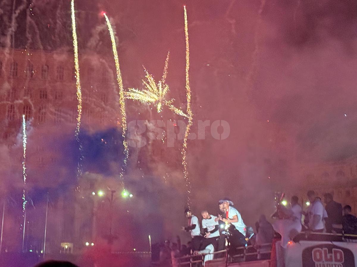 FCSB, torțe și artificii în Piața Constituției