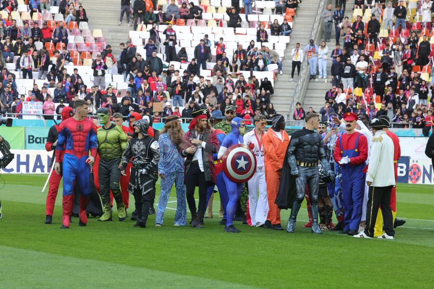 Jucătorii de la FCSB deghizați pe stadion/ foto: Ionuț Iordache GSP