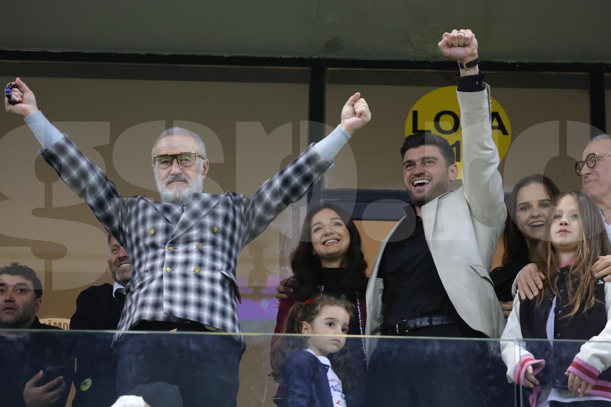 „Sus, nea Gigi!” » Imagini din alte vremuri la Arena Națională! Becali s-a urcat pe mașină