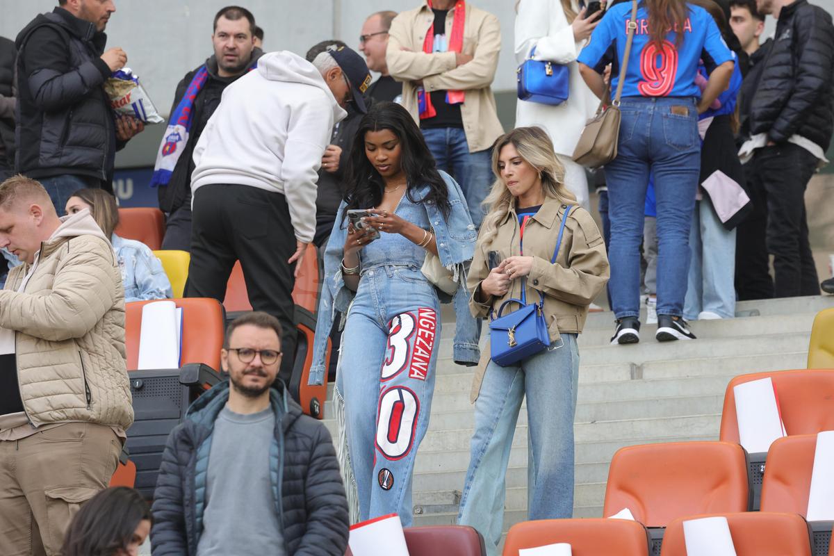Soția lui Ngezana, vestimentație cu un detaliu inedit la FCSB - Universitatea Craiova