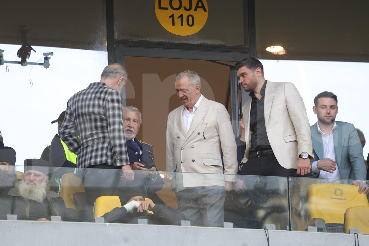 Imagini tari din loja FCSB » Interacțiune specială între Gigi Becali și copilașul lui Dawa