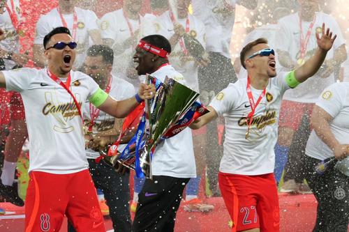 Darius Olaru și Adrian Șut au ridicat trofeul de campioni / FOTO: Andrei Furnigă (GSP)
