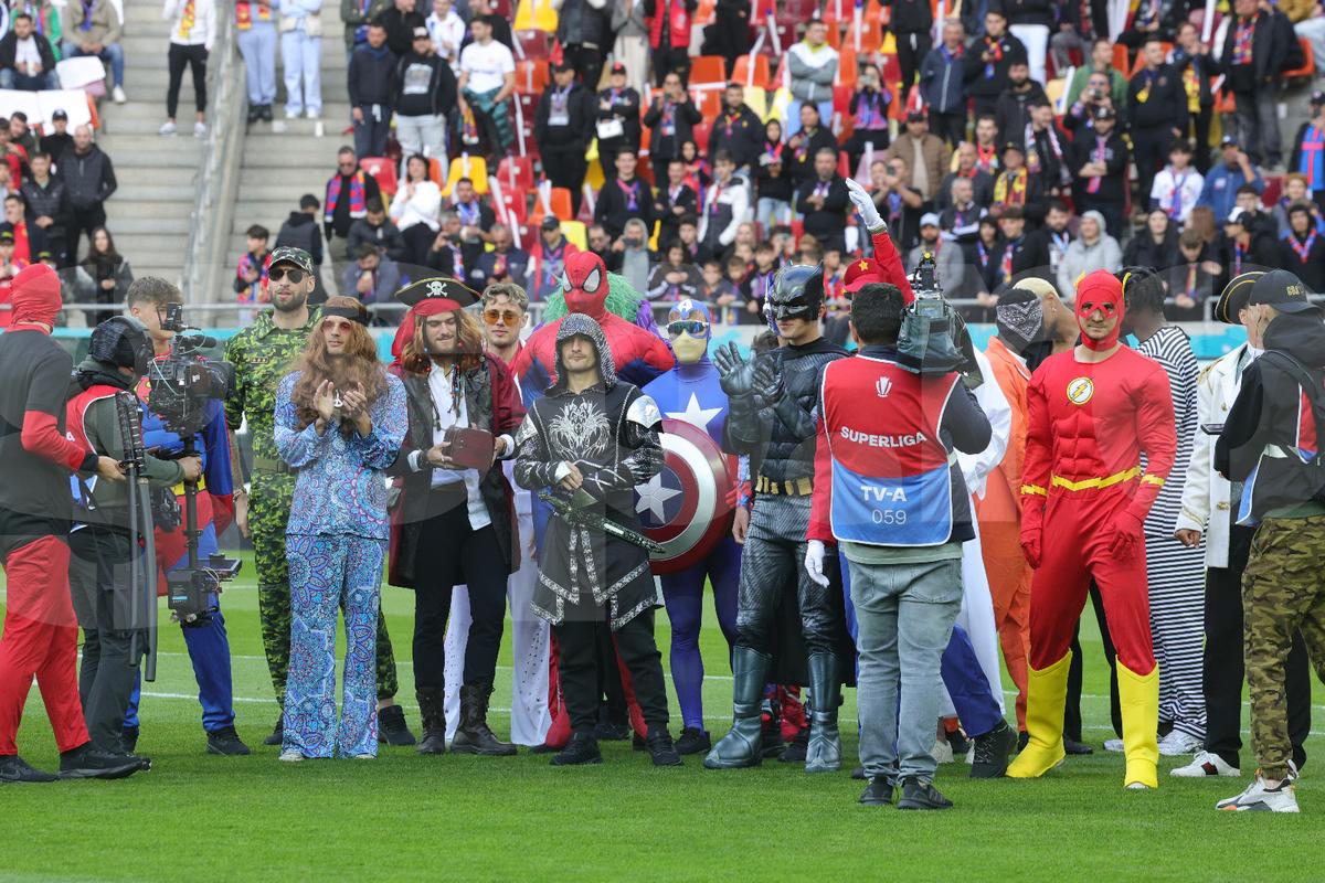 Jucătorii de la FCSB deghizați pe gazon/ foto: Ionuț Iordache GSP