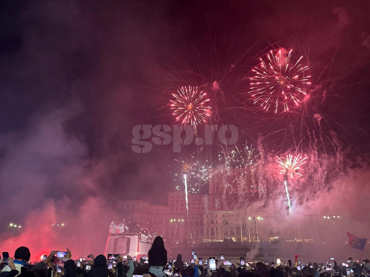 FCSB, torțe și artificii în Piața Constituției