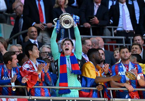 Dean Henderson, ridicând trofeul FA Cup după victoria împotriva lui Manchester City // FOTO: Getty Images