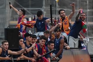 Marea sărbătoare a Barcelonei, aproape de a se transforma într-o dramă » Jucătorul a căzut din autocar, în timpul paradei