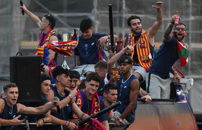 Marea sărbătoare a Barcelonei, aproape de a se transforma într-o dramă » Jucătorul a căzut din autocar, în timpul paradei